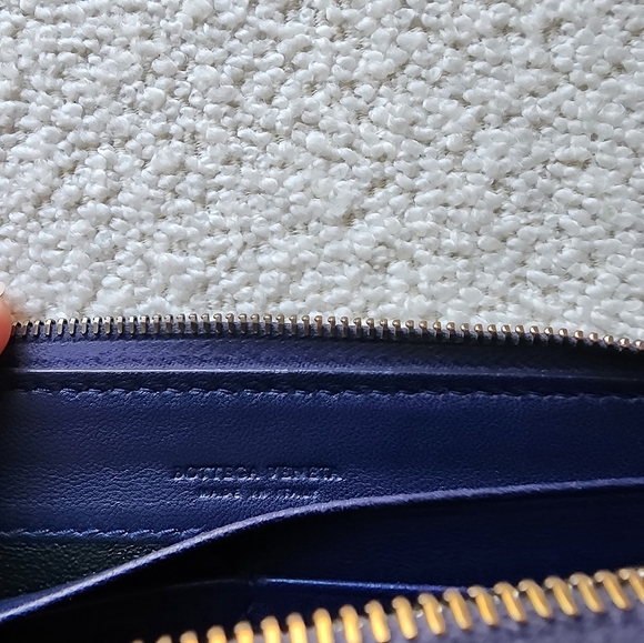 Bottega Veneta Leather Wallet in Deep Blue - Authencity Cert - Picture 10 of 13